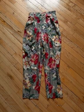 Vintage Floral High-Waist Pleated Women’s Pants — Gray with Red & Cream Blooms